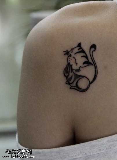 肩部猫纹身图案