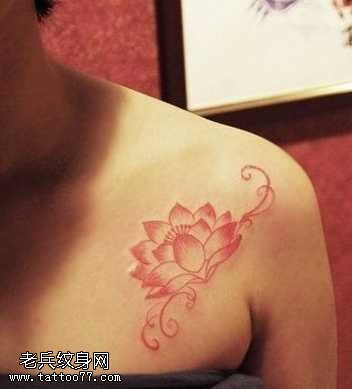 胸部莲花纹身图案