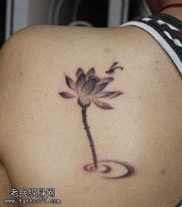 背部莲花蜻蜓纹身图案