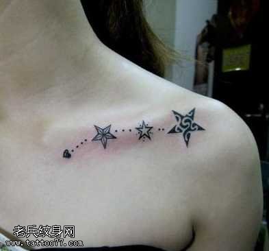 锁骨处五角星纹身图案