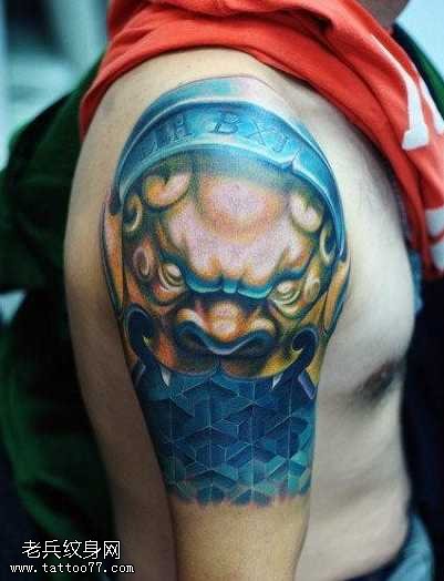 胳膊狮子盔甲纹身图案