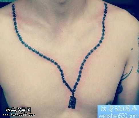 胸前一张项链纹身图案