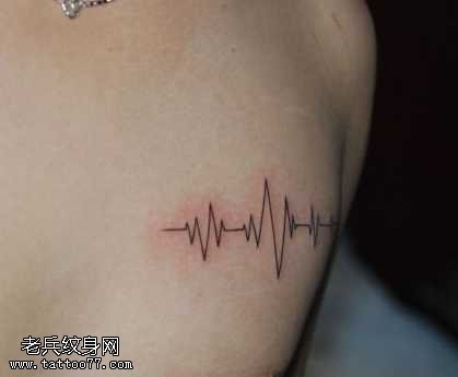胸部一张心电图纹身图案