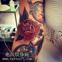 胳膊上写实荆棘玫瑰纹身图案