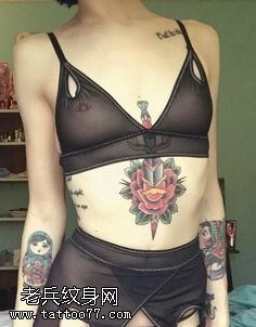 胸部一箭刺玫瑰纹身图案