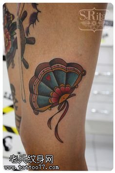 小腿的一把扇子纹身图案