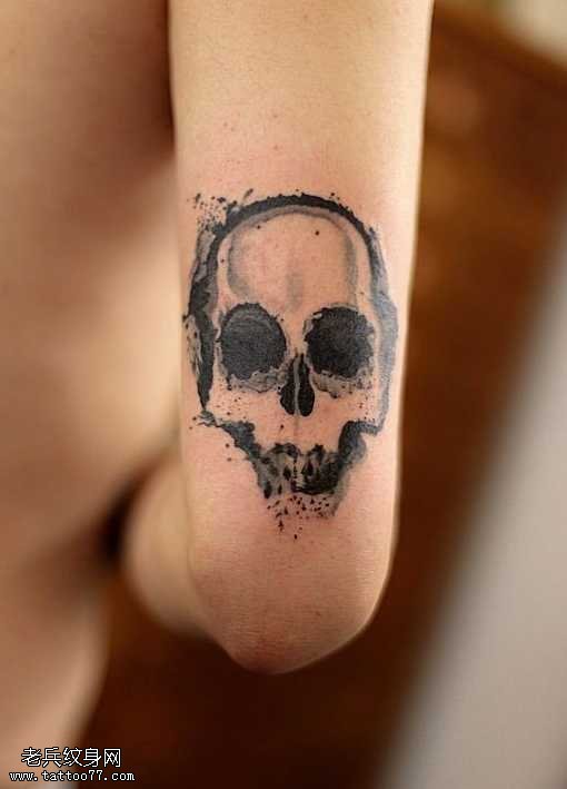 胳膊水墨小骷髅纹身图案