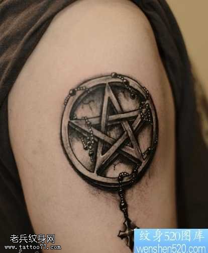 胳膊五芒星纹身图案