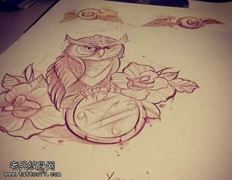 手稿猫头鹰时钟玫瑰纹身图案