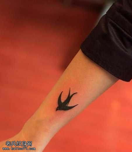 胳膊燕子纹身图案
