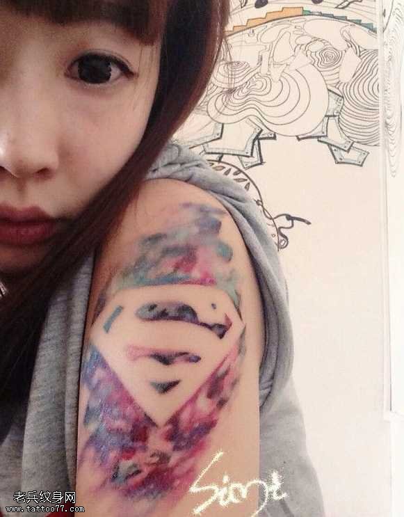 胳膊超人标志纹身图案