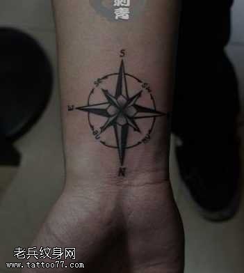 手臂指南针图腾纹身图案