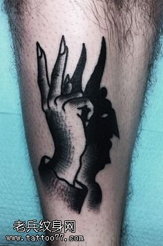 腿部的剪刀手纹身图案