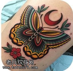 大腿上彩色的蝴蝶纹身图案