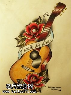 手稿的彩绘的吉他纹身图案