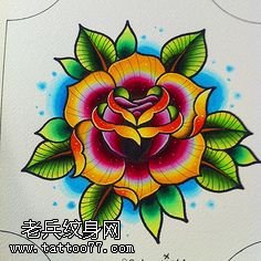 手稿一枝鲜艳的玫瑰纹身图案