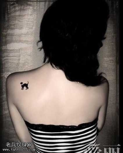 肩部小猫纹身图案