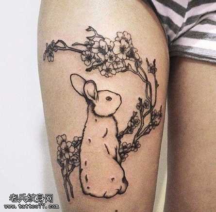 腿部兔子和梅花纹身图案