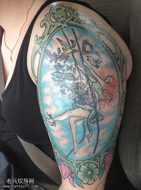 胳膊上一款彩色纹身图案