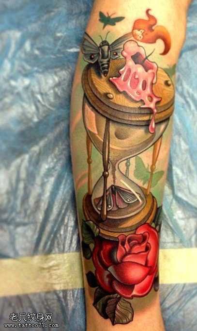 胳膊彩色沙漏纹身图案
