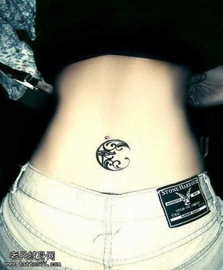 腰部月亮图腾纹身图案