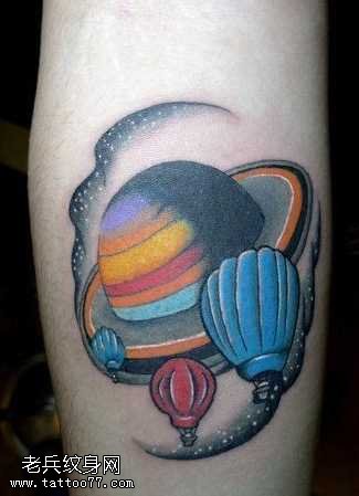 腿部星球纹身图案