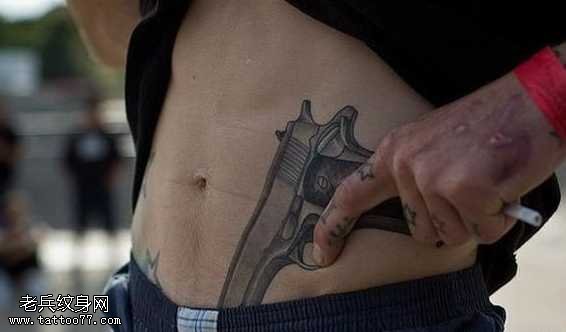 腰部手枪纹身图案