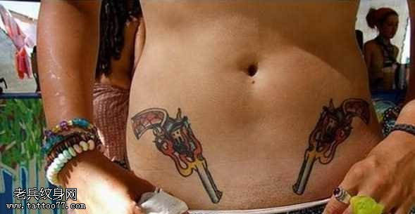 腹部手枪纹身图案