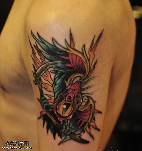 胳膊翅膀刀纹身图案