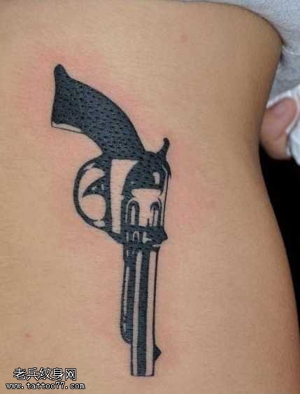 腰部手枪图腾纹身图案