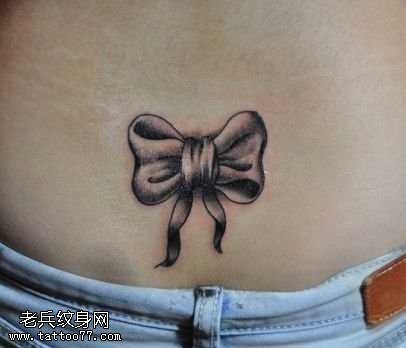 腰部小巧的蝴蝶结纹身图案