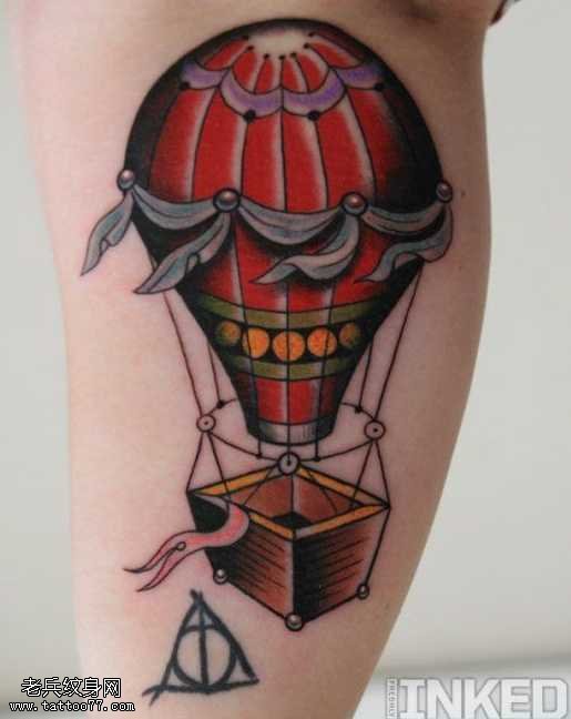 腿部漂亮的热气球纹身图案
