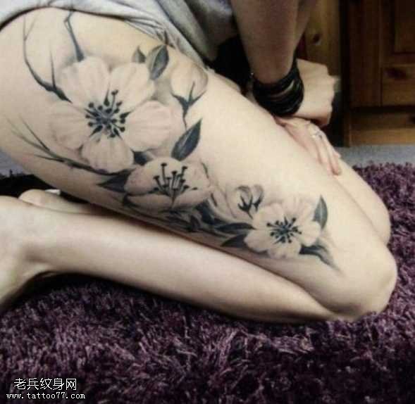 腿部黑白独特梅花纹身图案