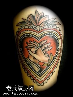 大腿不彩绘的友谊之手纹身图案