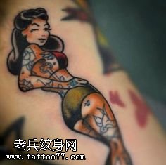 腿部经典火辣女郎纹身图案