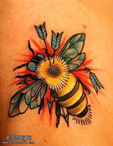 胸部蜜蜂纹身图案