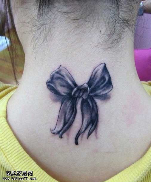 背部蝴蝶结纹身图案