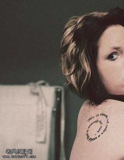 背部圆形字母纹身图案