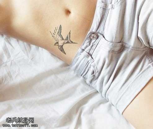 腰部燕子纹身图案
