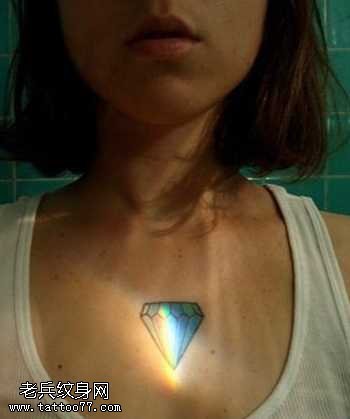 胸部钻石纹身图案