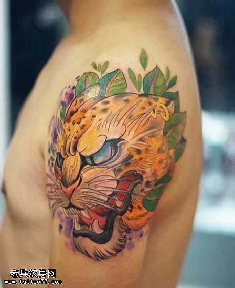 大臂彩色豹子纹身图案