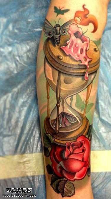 胳膊彩色沙漏纹身图案