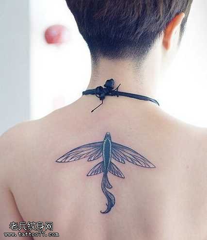 背部飞鱼纹身图案