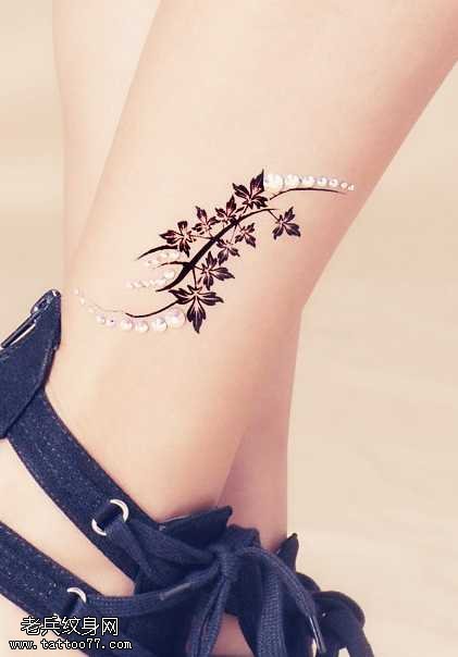 腿部枫叶纹身图案