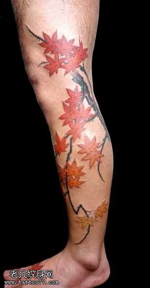 腿部火红枫叶纹身图案