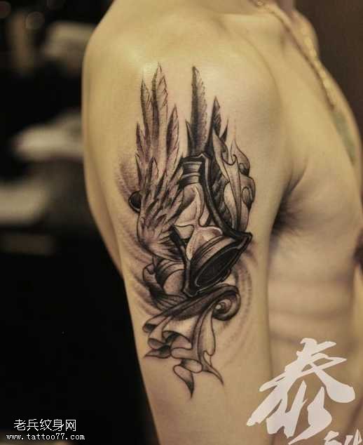 胳膊鬼灯翅膀纹身图案