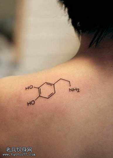 背部化学元素纹身图案