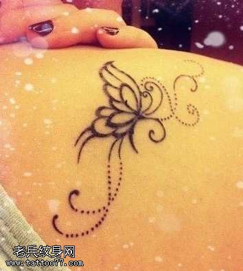 肩部蝴蝶图腾纹身图案