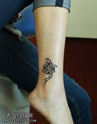 脚部女性花腾纹身图案