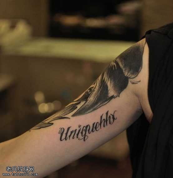 胳膊英文字母纹身图案